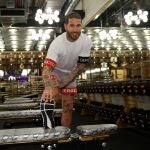 El defensa del París Saint Germain Sergio Ramos entrena en el gimnasio que lleva su nombre, en Madrid.