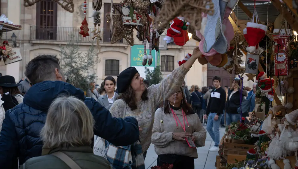 Varias personas en el mercado navideño de la Fira de Santa Llúcia en Barcelona
