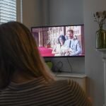 Una espectadora viendo el docureality de los duques de Sussex.