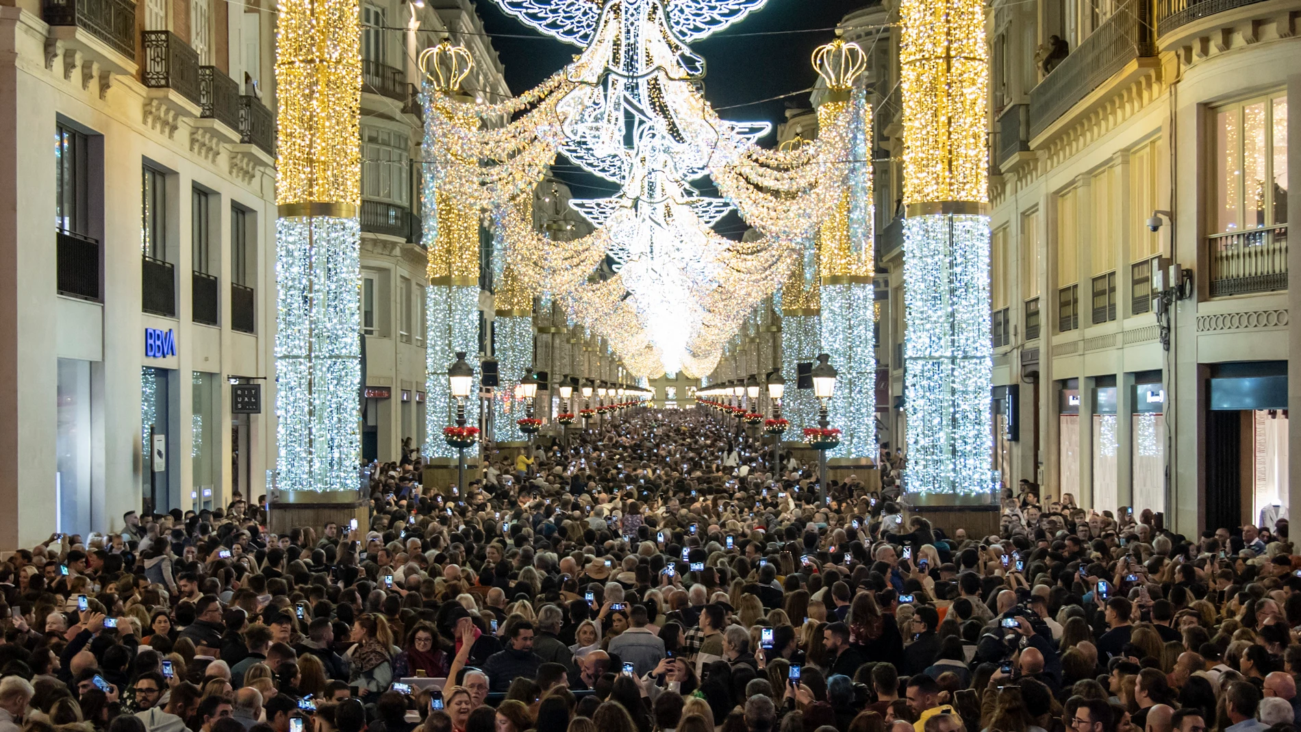 Miles de personas en la calle Larios, en Málaga