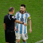 Lionel Messi habla con Mateu Lahoz durante el Países Bajos-Argentina de los cuartos de final del Mundial
