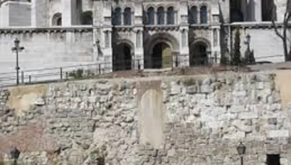 Fachada de la cripta de la Almudena