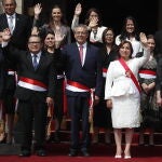 La presidenta de Perú, Dina Boluarte, posa con los recién nombrados ministros de su gabinete durante una ceremonia hoy, en el Palacio de Gobierno de Lima (Perú)
