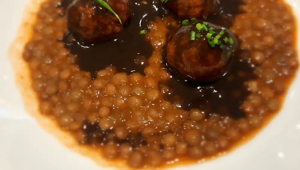 Lentejas estofadas con albóndigas de conejo de monte al ajillo