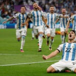 Lautaro Martínez celebra el penalti con el que Argentina alcanzó las semifinales del Mundial