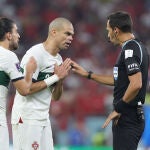 Pepe habla con el árbitro durante un partido del Mundial de Qatar 2022.
