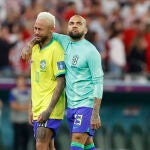Alves intenta consolar a Neymar, que llora después de que Croacia eliminara a Brasil