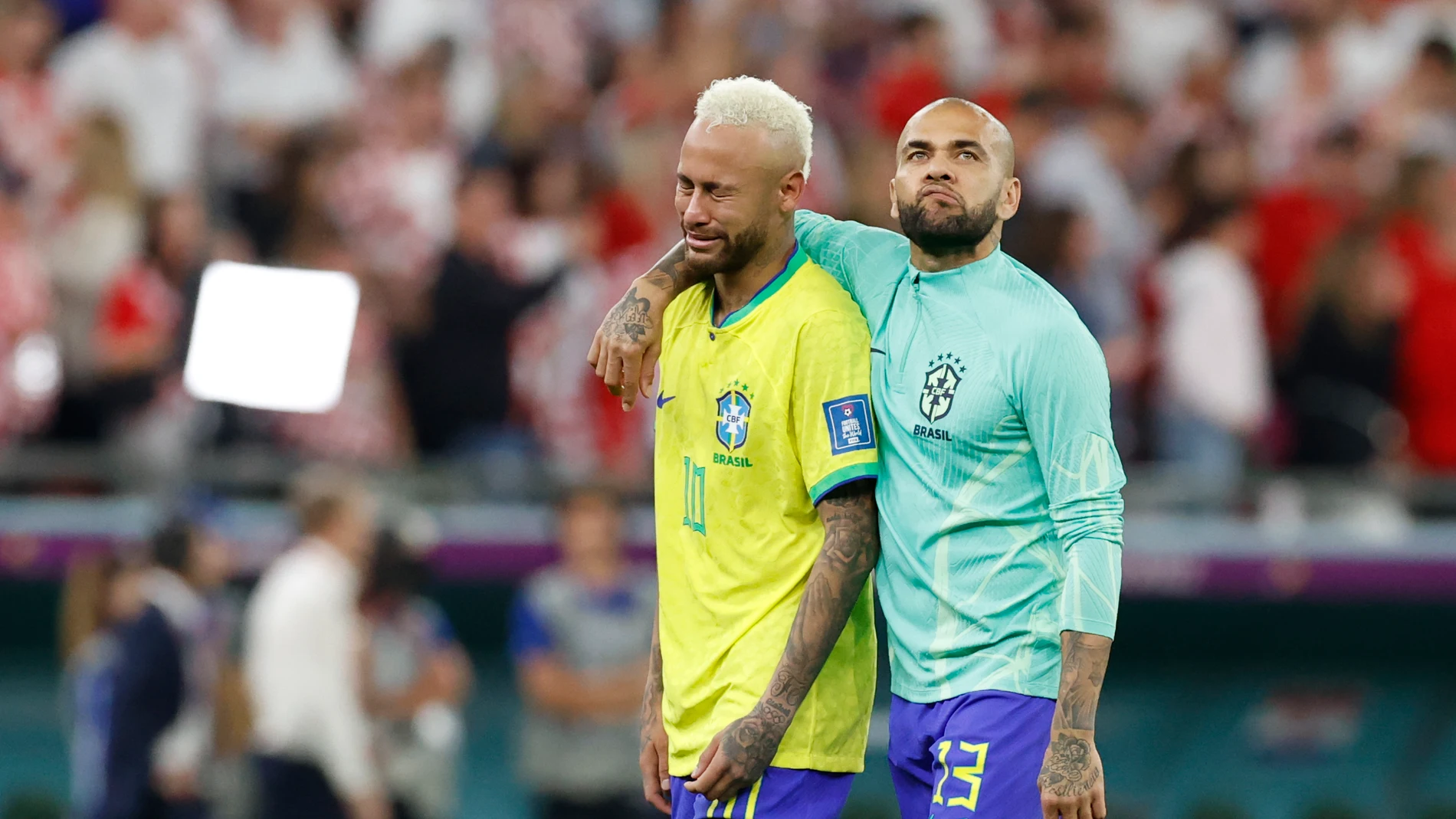 Alves intenta consolar a Neymar, que llora después de que Croacia eliminara a Brasil