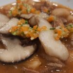 La rompedora sopa de setas con caballa, rebollones y erizos