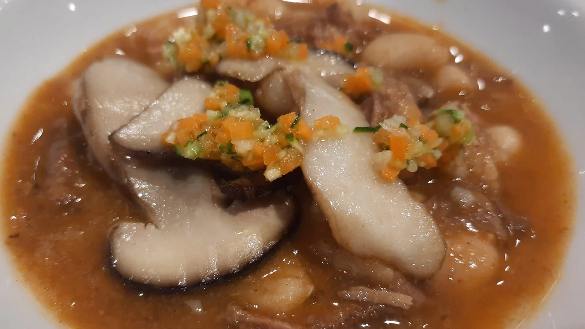 La rompedora sopa de setas con caballa, rebollones y erizos