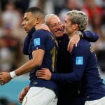 Deschamps celebra con Mbappe y Griezmann el pase a semifinales