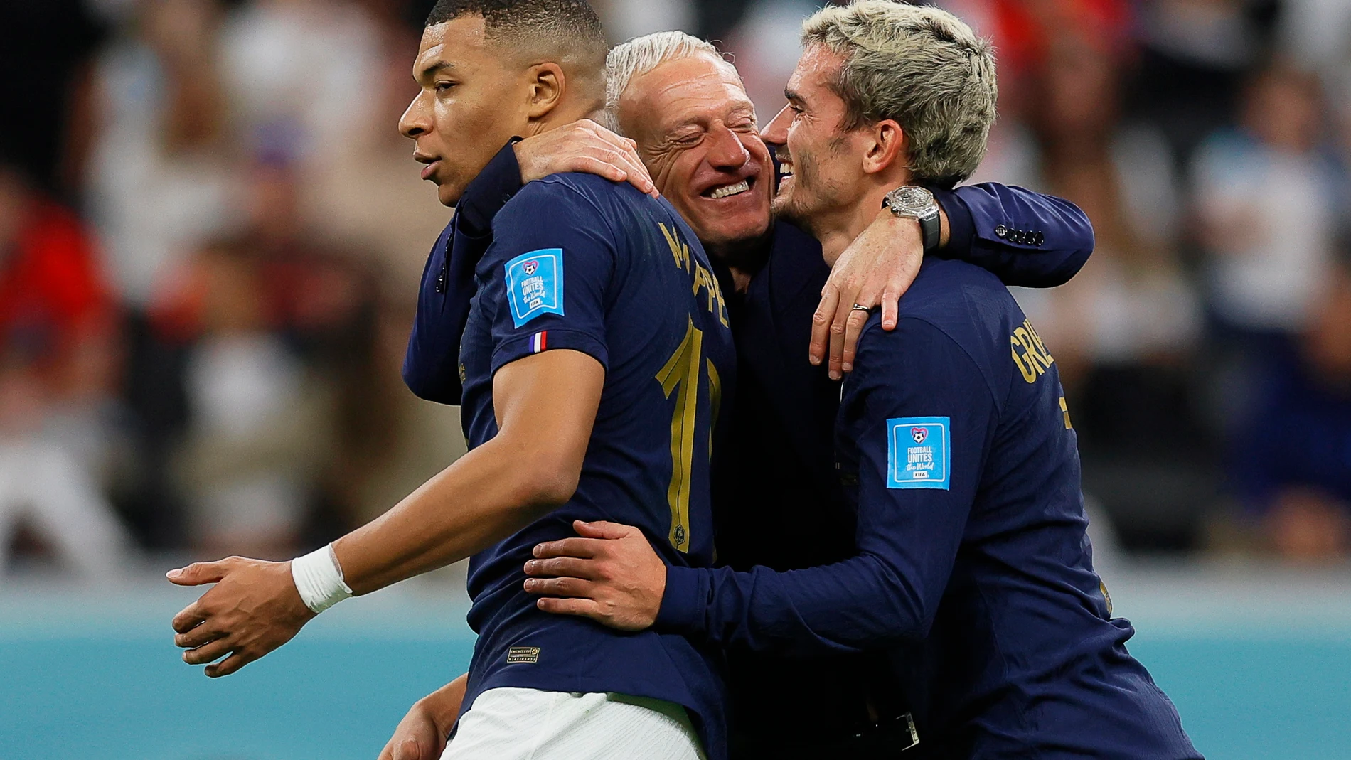 Deschamps celebra con Mbappe y Griezmann el pase a semifinales
