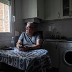 Fernando Rodríguez, de 59 años, lleva más de un año compartiendo su casa gracias a KUVU