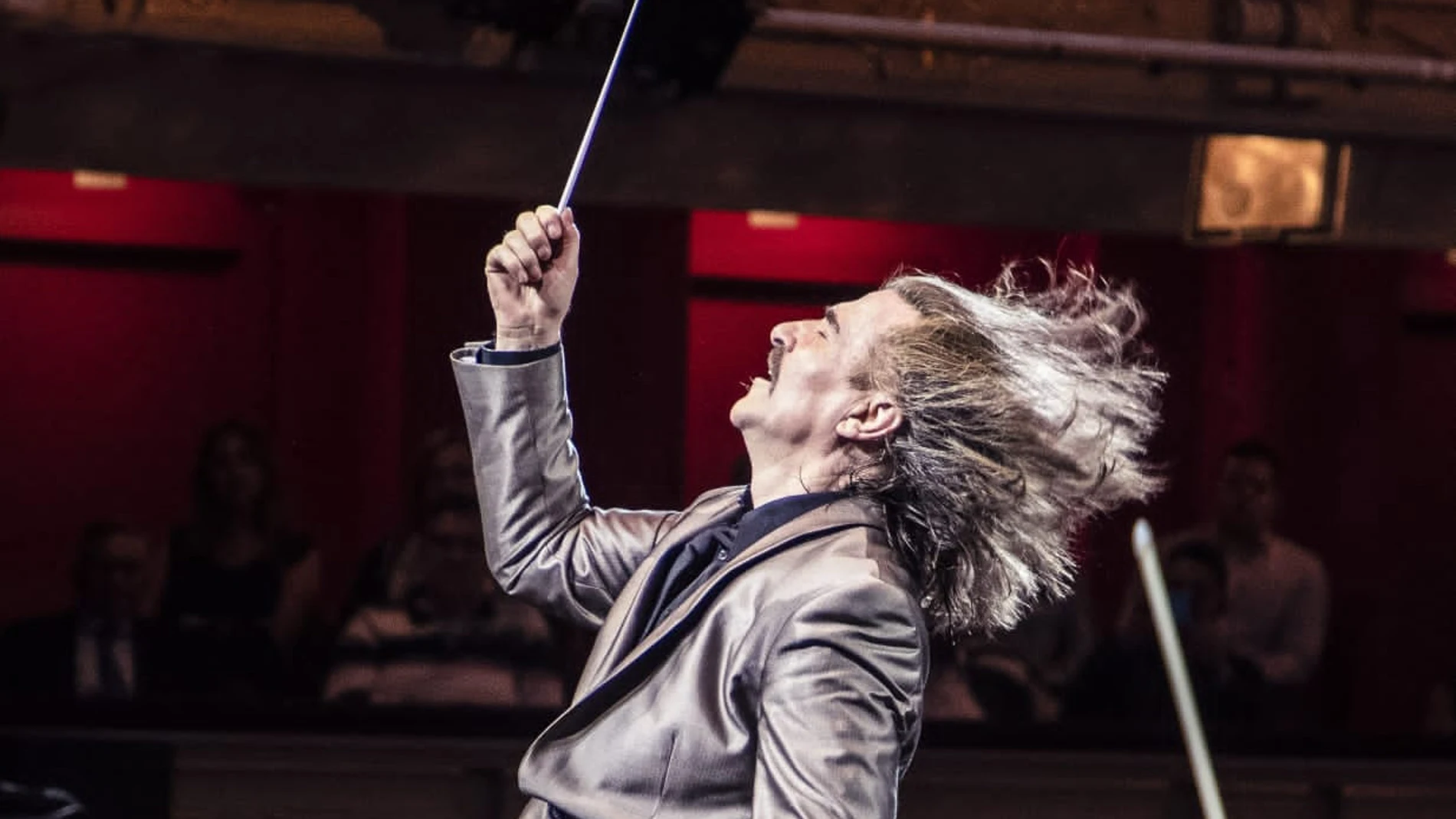 El director de orquesta y compositor Luis Cobos