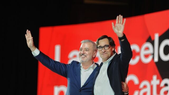 El líder del Partido Socialista de Cataluña (PSC), Salvador Illa, y el candidato a la alcaldía de Barcelona por el PSC, Jaume Collboni, en el Palacio de Congresos este domingo