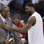 Paul Silas, en su etapa como técnico en Charlotte Bobcats, recibe el saludo de LeBron James