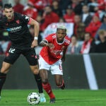 El jugador del Benfica Florentino (d) lucha con Rafa Mir, del Sevilla CF, durante el partido amistoso de hoy