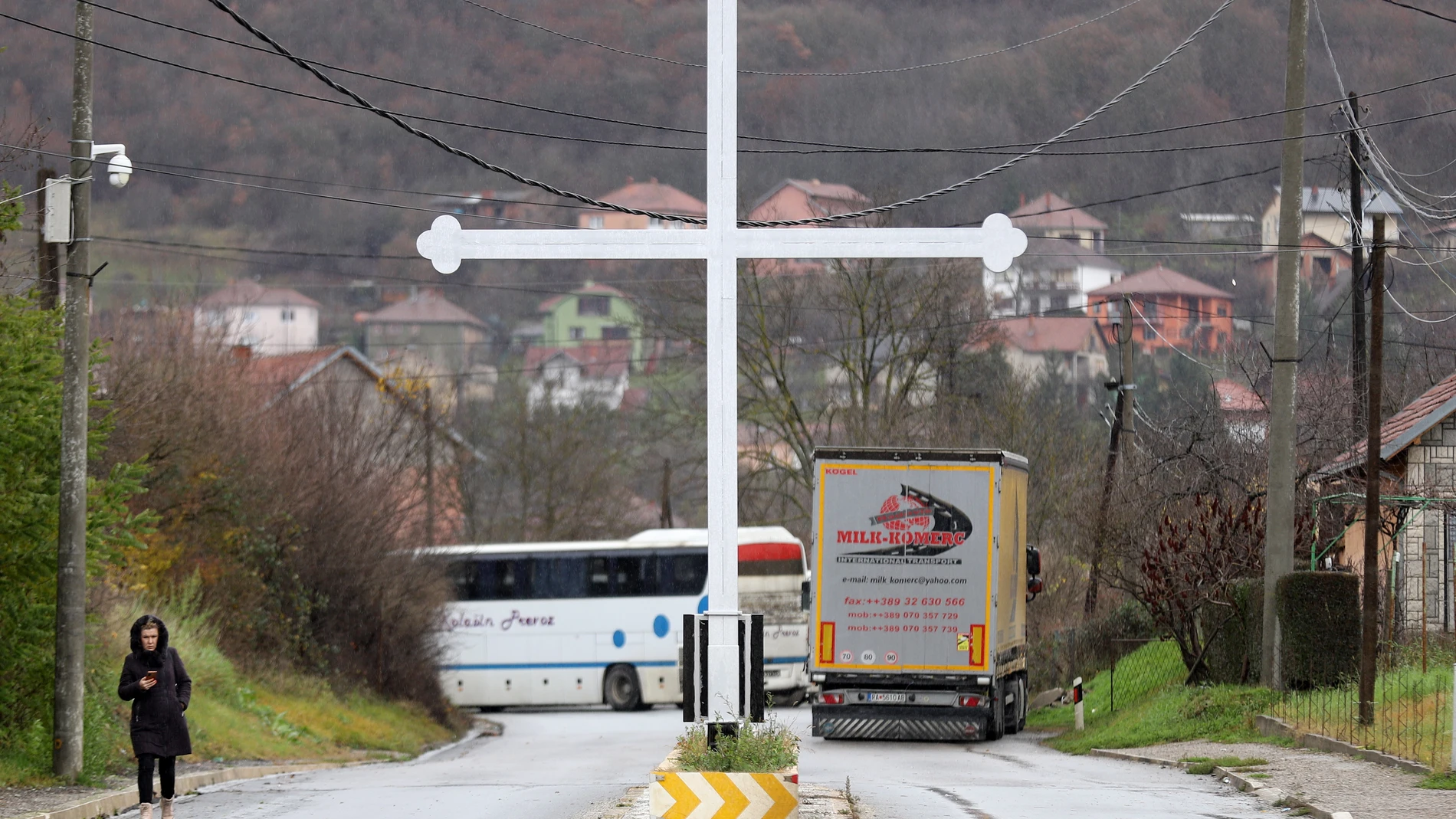 Bloqueo de carretera a las afueras del pueblo de Rudare, Kosovo