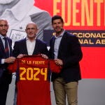 Luis de la Fuente, rodeado de Luis Rubiales y de Albert Luque en su presentación