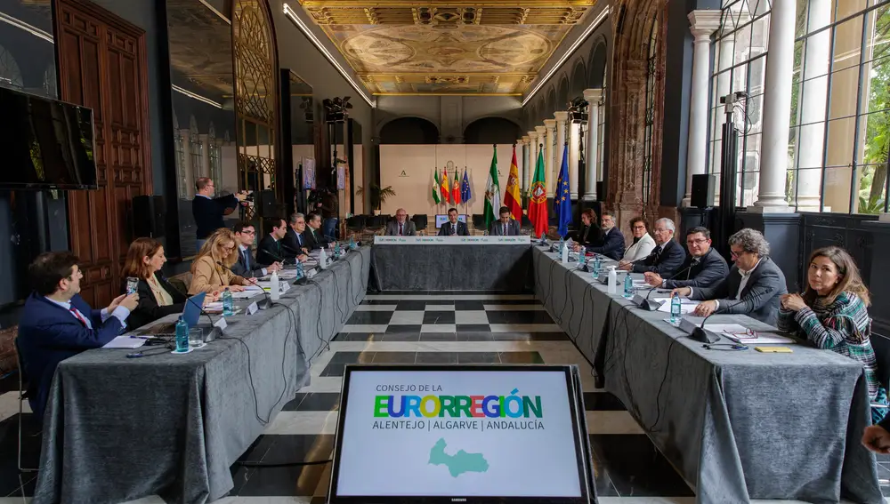 El presidente de la Junta de Andalucía, Juanma Moreno (c), preside la reunión del Consejo de la Eurorregión Alentejo-Algarve-Andalucía y el acto de traspaso de la Presidencia de este órgano, este lunes en el Palacio de San Telmo en Sevilla