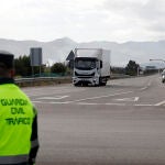 Un agente de la Guardia Civil en una carretera de la Comunidad