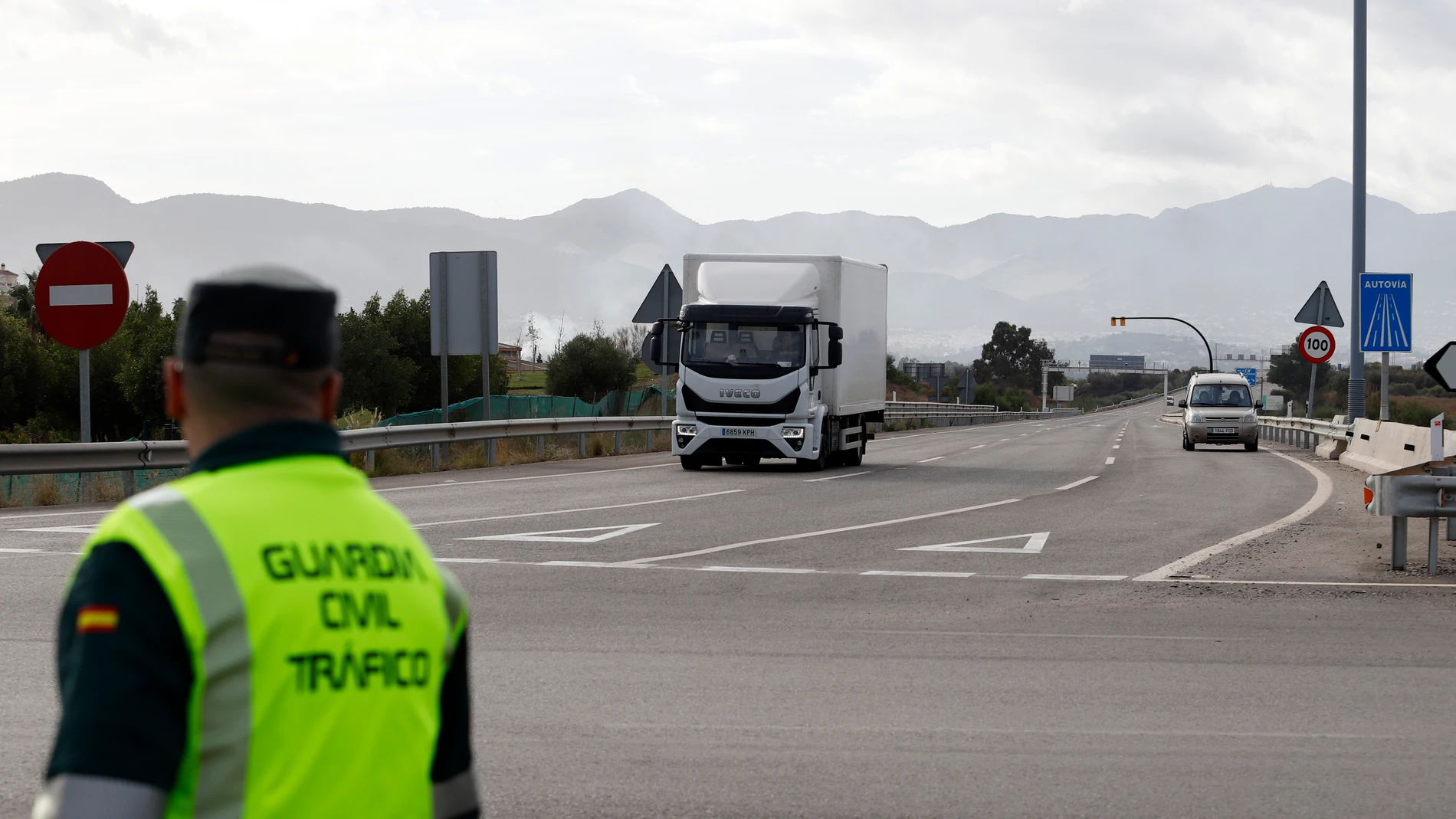 Un agente de la Guardia Civil en una carretera de la Comunidad