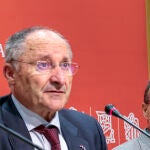 El director de la Agencia de Prevención y Lucha contra el Fraude y la Corrupción de la Comunitat Valenciana, Joan Llinares, (i) y el responsable de la Cátedra de Buen Gobierno e Integridad Pública, Fernando Jiménez