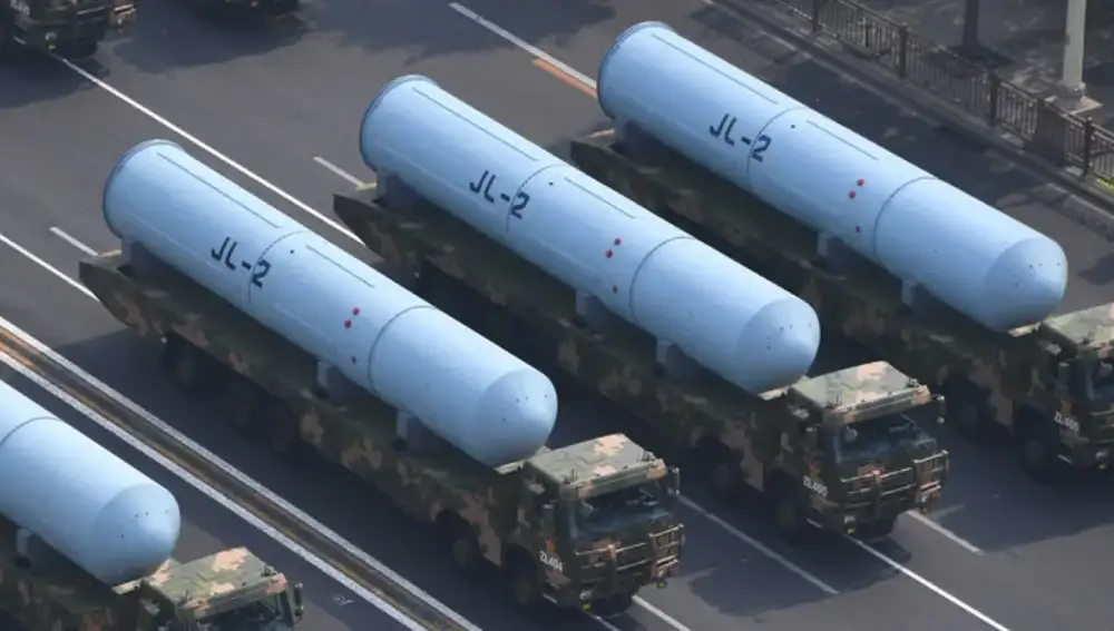 Plataformas móviles con misiles JL-2 en una desfile militar en Pekín