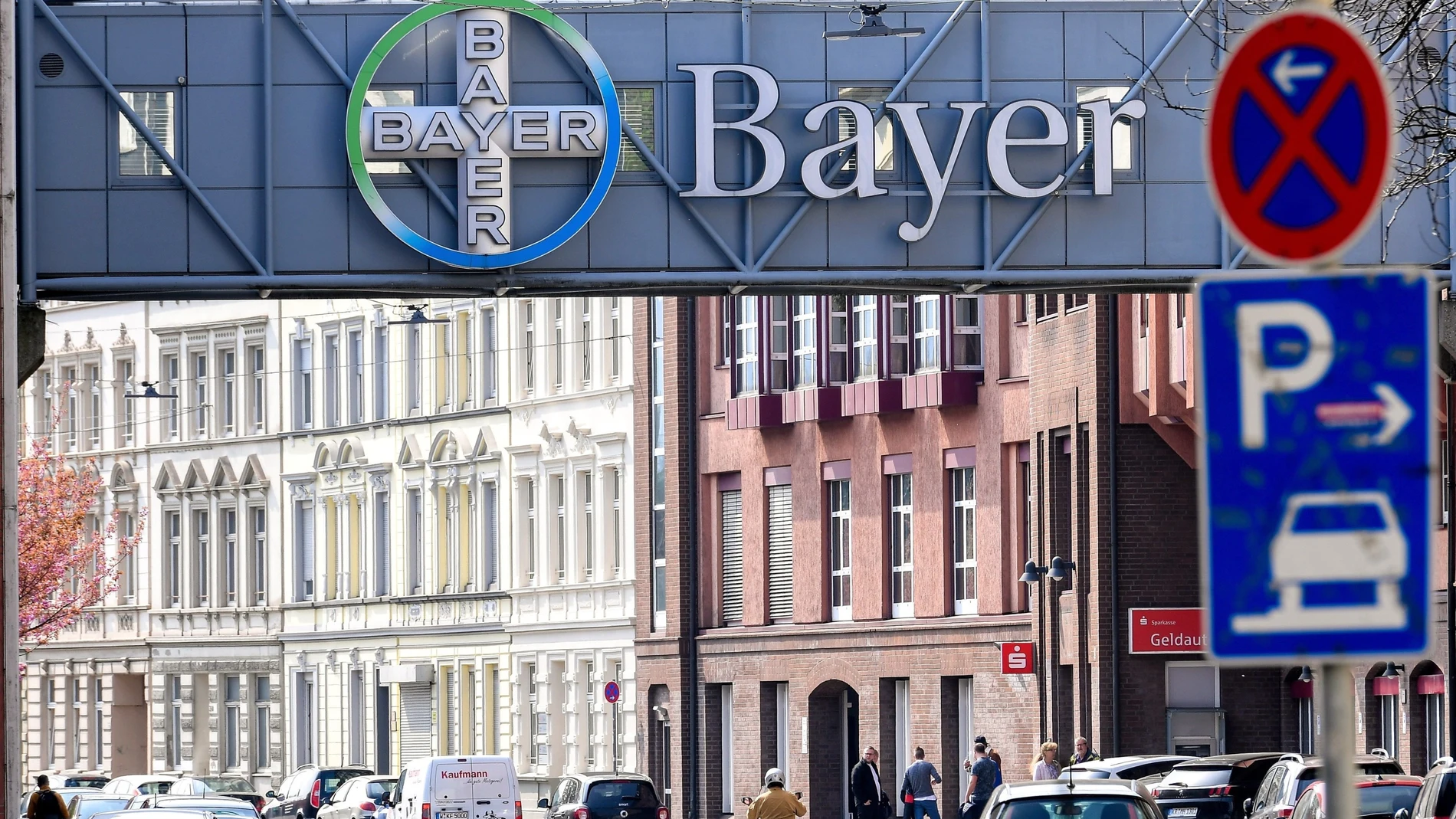 Detalle del logo del grupo químico y farmacéutico alemán Bayer en Wuppertal (Alemania)