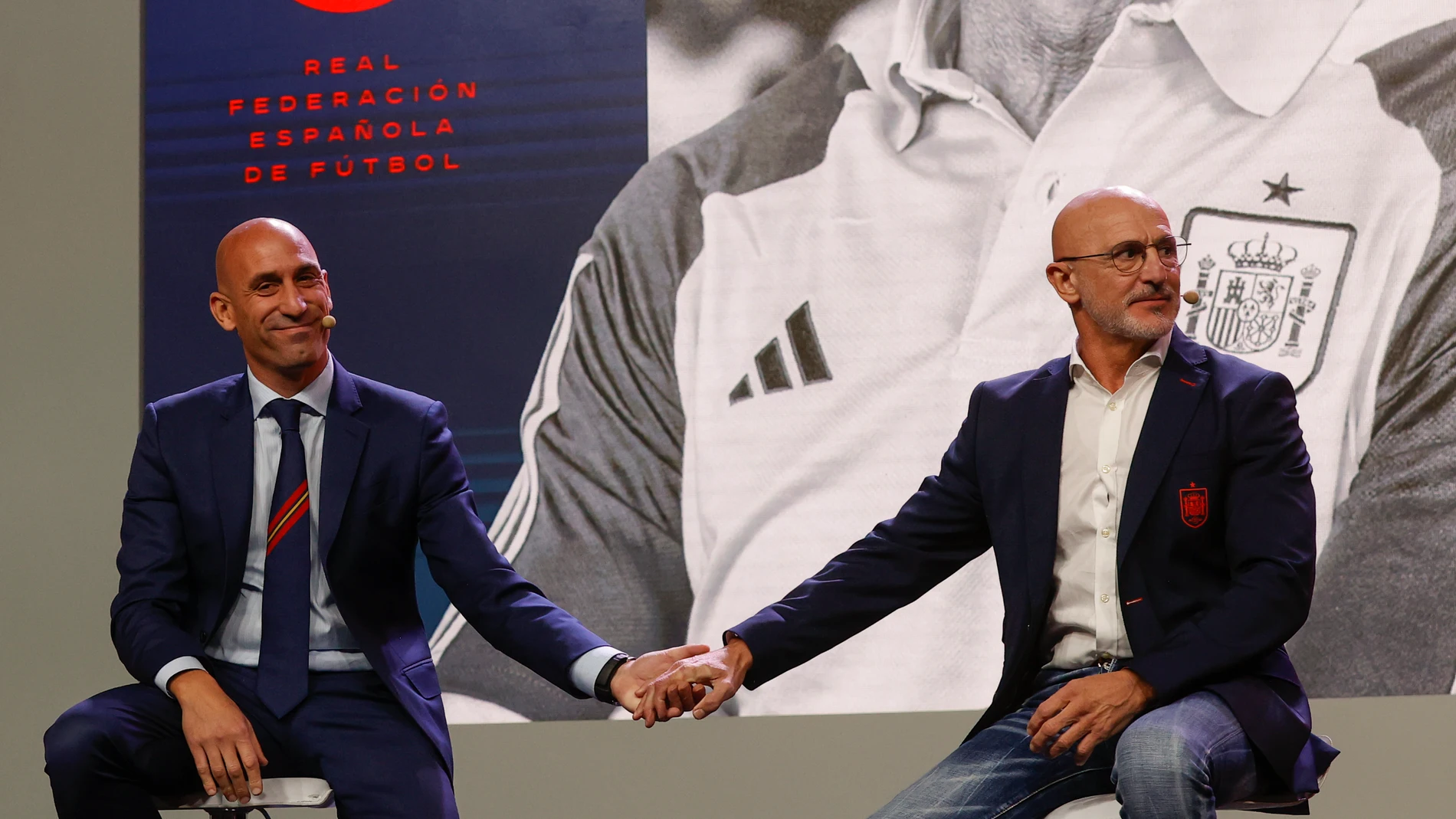 LAS ROZAS (MADRID), 12/12/2022.- Luis de la Fuente (d) acude a su presentación como nuevo seleccionador nacional en sustitución de Luis Enrique Martínez junto al presidente de la Real Federación Española de Fútbol, Luis Rubiales (i), en la Ciudad delFútbol en las Rozas, Madrid, este lunes. EFE/ Juan Carlos Hidalgo