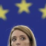 La presidenta del Parlamento Europeo, Roberta Metsola, observa durante una sesión especial sobre grupos de presión