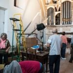 Los vecinos de la localidad segoviana junto al órgano que quieren restaurar