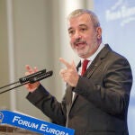 El primer secretario del PSC, Salvador Illa, presenta al primer teniente de Alcalde de Economia, Trabajo, Competitividad y Hacienda del Ayuntamiento de Barcelona, Jaume Collboni, durante un desayuno informativo organizado por la tribuna Forum Europa en Madrid, este lunes.