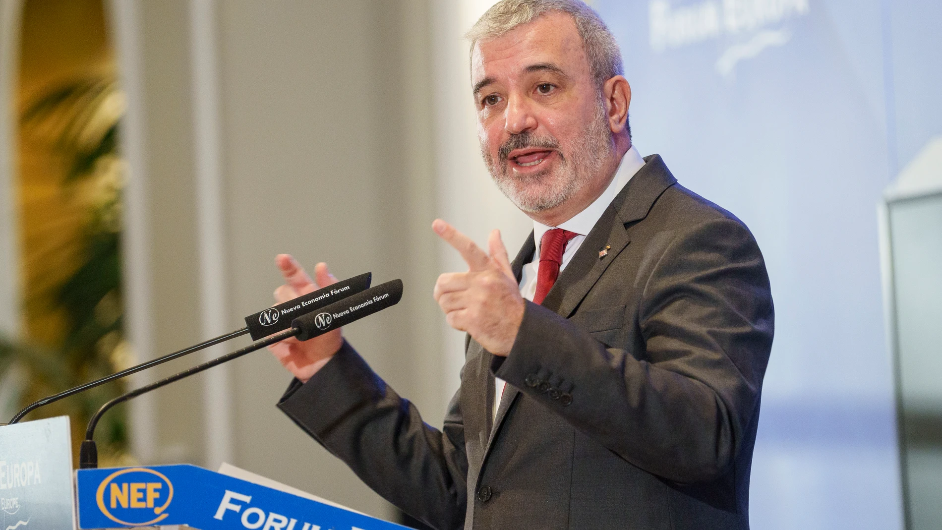 El primer secretario del PSC, Salvador Illa, presenta al primer teniente de Alcalde de Economia, Trabajo, Competitividad y Hacienda del Ayuntamiento de Barcelona, Jaume Collboni, durante un desayuno informativo organizado por la tribuna Forum Europa en Madrid, este lunes.