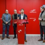 Luis Tudanca atiende a la prensa junto a Francesc Boya, José Luis Aceves y José Luis Vázquez