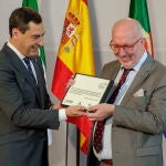 El presidente de la Junta de Andalucía, Juanma Moreno (i), entrega al presidente de la Comisión de Coordinación y Desarrollo Regional del Alentejo y nuevo presidente de la Eurorregión Alentejo-Algarve-Andalucía, António Ceia da Silva, el testigo de la nueva presidencia tras la reunión del Consejo de la Eurorregión Alentejo-Algarve-Andalucía