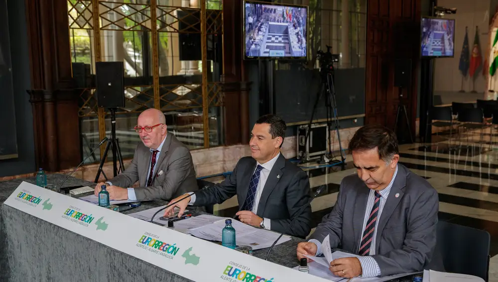 El presidente de la Junta de Andalucía, Juanma Moreno (c), junto al presidente de la Comisión de Coordinación y Desarrollo Regional del Alentejo y nuevo presidente de la Eurorregión Alentejo-Algarve-Andalucía, António Ceia da Silva (i) y el presidente de la Comisión de Coordinación y Desarrollo Regional del Algarve y vicepresidente de la Eurorregión, José Apolinário Nunes Portada (d), durante la reunión del Consejo de la Eurorregión Alentejo-Algarve-Andalucía y el acto de traspaso de la Presidencia de este órgano, este lunes en el Palacio de San Telmo en Sevilla