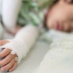 En España han fallecido dos menores por la bacteria, y cuatro permanecen en la UCI