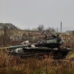 Un tanque ruso destruido en el pueblo ucraniano de Kam'yanka, cerca de Izium, en la región de Jarkiv