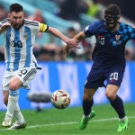 Messi y Josko Gvardiol, en el Argentina-Croacia
