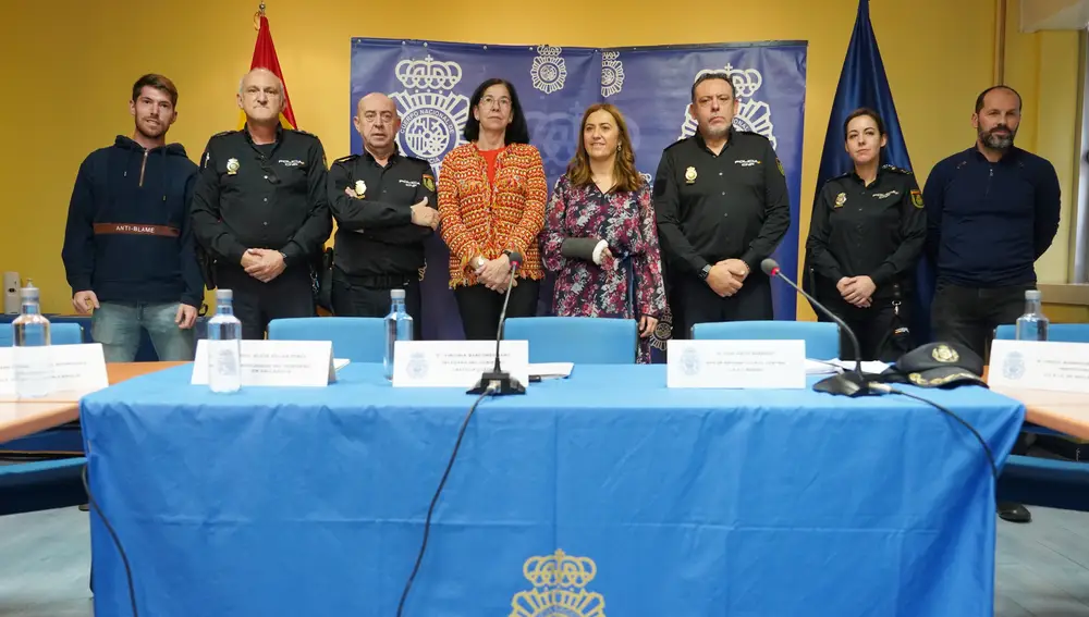 La delegada del Gobierno en Castilla y León, Virginia Barcones, y el jefe de Brigada de la Unidad Central de Redes de Inmigración Ilegal y Falsedades Documentales, el comisario José Nieto Barroso