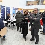 El consejero de Industria, Comercio y Empleo, Mariano Veganzones conversa con la CEO de Nicolás Correa, Carmen Pinto.