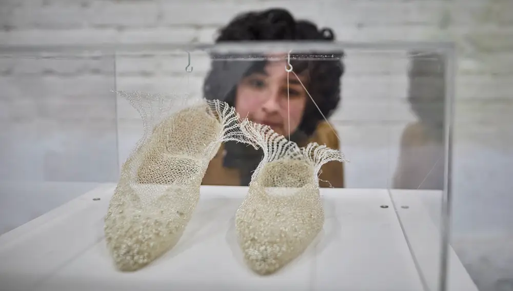 La obra "Nueve coma ocho metros por segundo al cuadrado", 2022, hilo de plata, madera, perspex, nylon, motores y cable.
