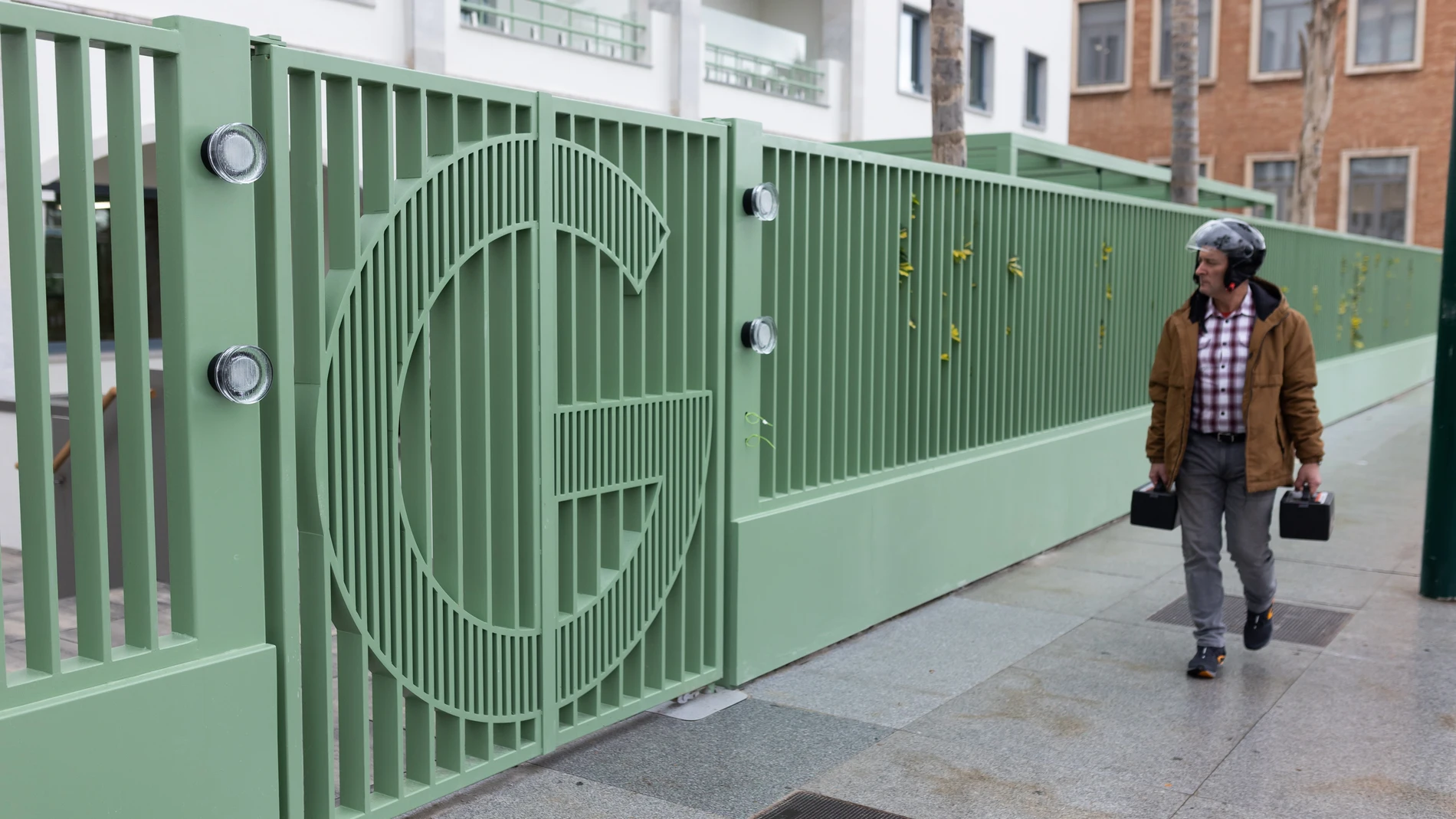 La icónica letra 'G' con la que se identifica al gigante tecnológico Google luce este martes en la verja de entrada al recinto de la antigua sede del Gobierno Militar de Málaga, en el Paseo de la Farola, donde la multinacional estadounidense pondrá en marcha en el segundo semestre de 2023 su centro de excelencia en ciberseguridad