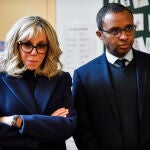 La primera dama francesa, Brigitte Macron, visita junto al ministro de Educación, Pap Ndiaye, un colegio de primaria en París