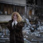 Natali Sevriukova contempla entre lágrimas cómo un misil ruso ha convertido en escombros su casa en Kyiv el 25 de febrero