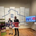 El vicepresidente de la Diputación Víctor Alonso, y el presidente de la Federación de Comercios y Servicios de Valladolid Fecosva, Jesús Herreras, presentan la nueva campaña ‘Esta Navidad comprar en tu comercio vecino tiene premio’.
