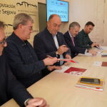 De Vicente firma el acuerdo con la patronal y los sindicatos