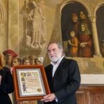 La alcaldesa de Segovia, Clara Martín, entrega el título de Hijo Predilecto de Segovia al artista, pintor y vitralista Carlos Muñoz de Pablos en un acto solemne