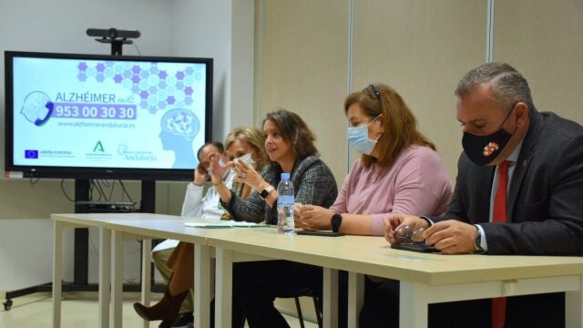 Catalina García anuncia que la Línea Alzheimer se implantará el 15 de enero en toda Andalucía